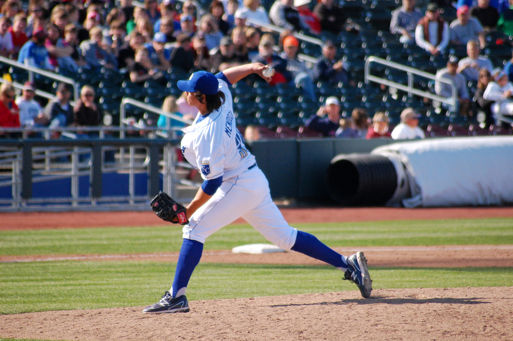 BASEBALL PITCH PHOTO_HL